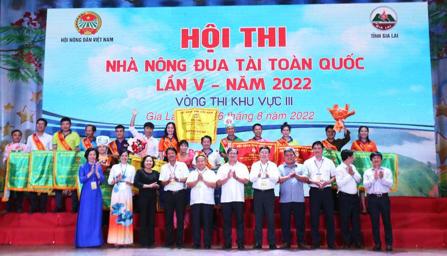 Ban tổ chức đã trao giải cho các đơn vị xuất sắc tại Hội thi Ảnh Văn Ngọc