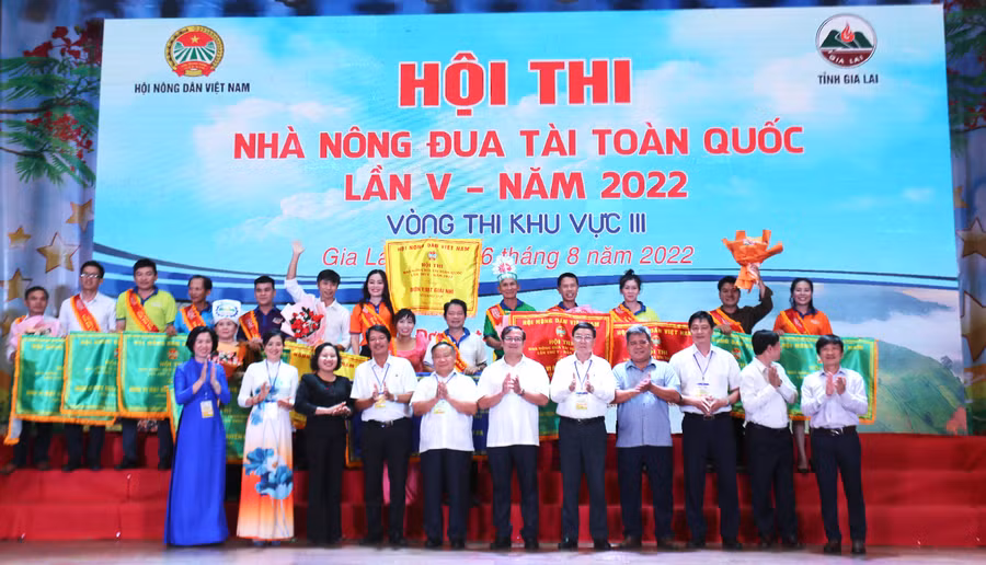 Ban tổ chức đã trao giải cho các đơn vị xuất sắc tại Hội thi Ảnh Văn Ngọc