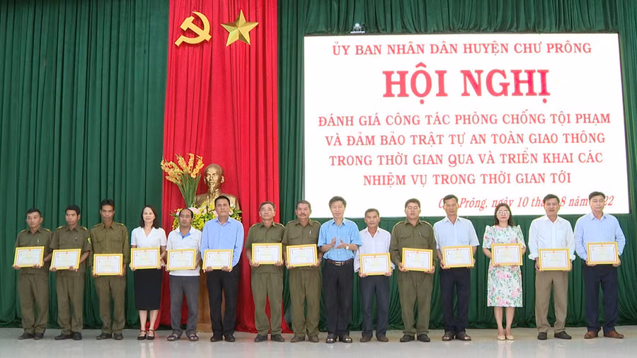 14 cá nhân được tăng Kỷ niệm chương 