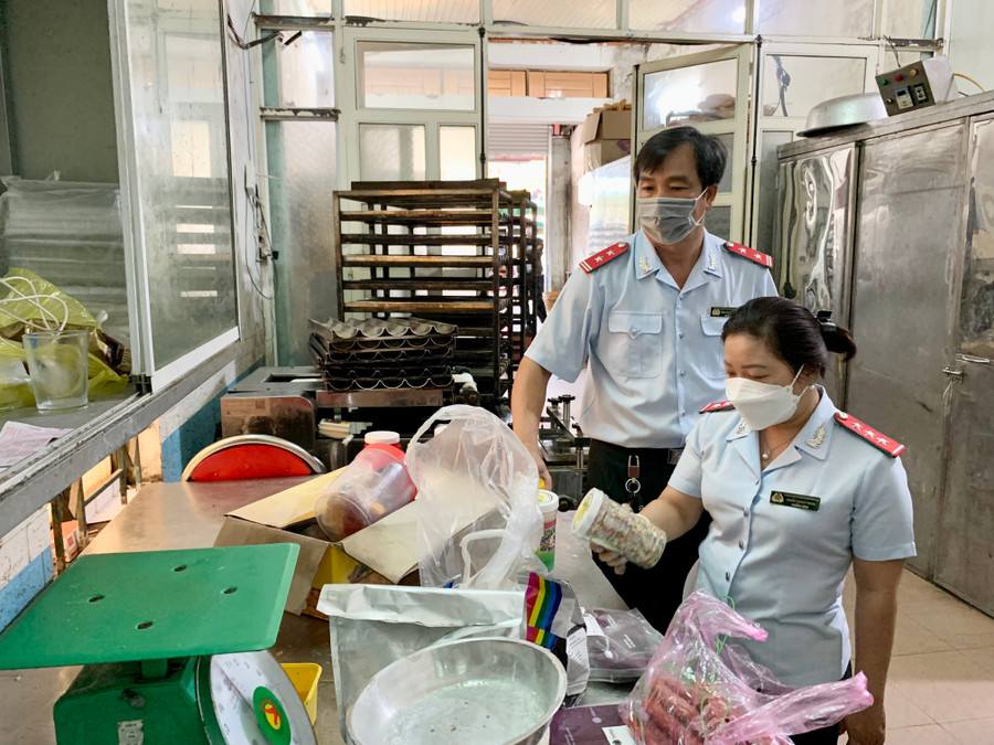 Đoàn kiểm tra tại khu vực sản xuất, chế biến của Lò bánh mỳ Trọng Đạt. Ảnh: Như Nguyện