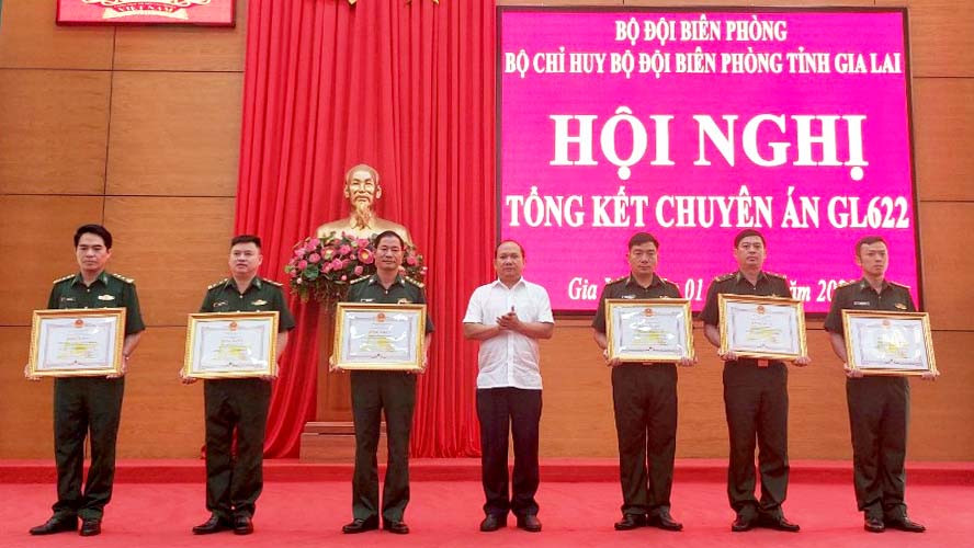 Phó Bí thư Tỉnh ủy Rah Lan Chung trao tặng Bằng khen của Chủ tịch UBND tỉnh cho các 7 tập thể, cá nhân có thành tích xuất sắc trong chuyên án. Ảnh: Hoành Sơn