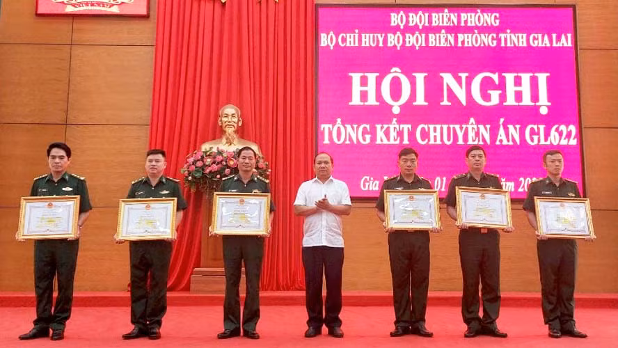 Phó Bí thư Tỉnh ủy Rah Lan Chung trao tặng Bằng khen của Chủ tịch UBND tỉnh cho các 7 tập thể, cá nhân có thành tích xuất sắc trong chuyên án. Ảnh: Hoành Sơn