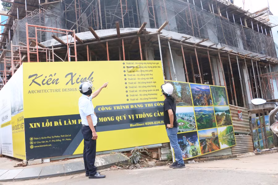 Cán bộ phường Hoa Lư kiểm tra công tác trật tự xây dựng tại địa bàn. Ảnh: Quang Tấn