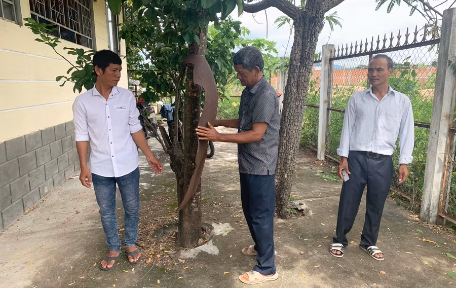 Chiếc kẻng an ninh của buôn Chư Krih (xã Chư Drăng, huyện Krông Pa) được đặt tại nhà sinh hoạt cộng đồng. Ảnh: R’Ô HOK