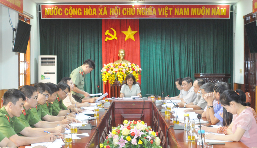  Quang cảnh buổi làm việc. Ảnh: R'Ô HOK