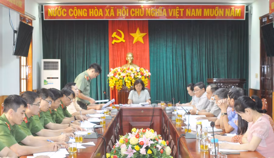  Quang cảnh buổi làm việc. Ảnh: R'Ô HOK