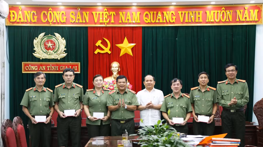 Đồng chí Rah Lan Chung-Phó Bí thư Tỉnh ủy, Trưởng ban Nội chính Tỉnh ủy trao thưởng cho các đơn vị nghiệp vụ thuộc Công an tỉnh. Ảnh: Thúy Trinh