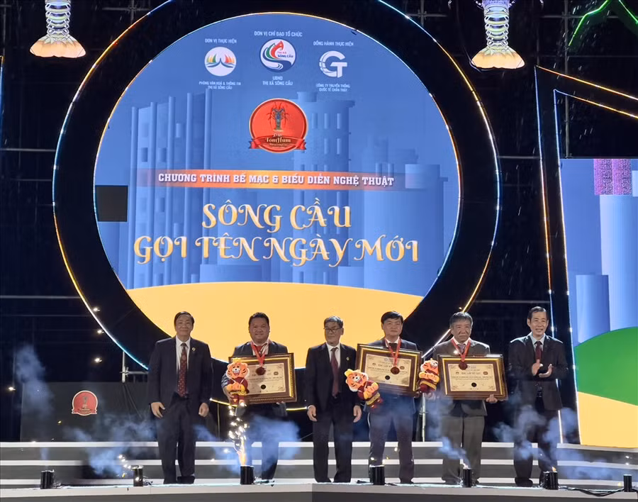 100 món ăn chế biến từ tôm hùm vừa được xác lập kỷ lục Guiness Việt Nam.