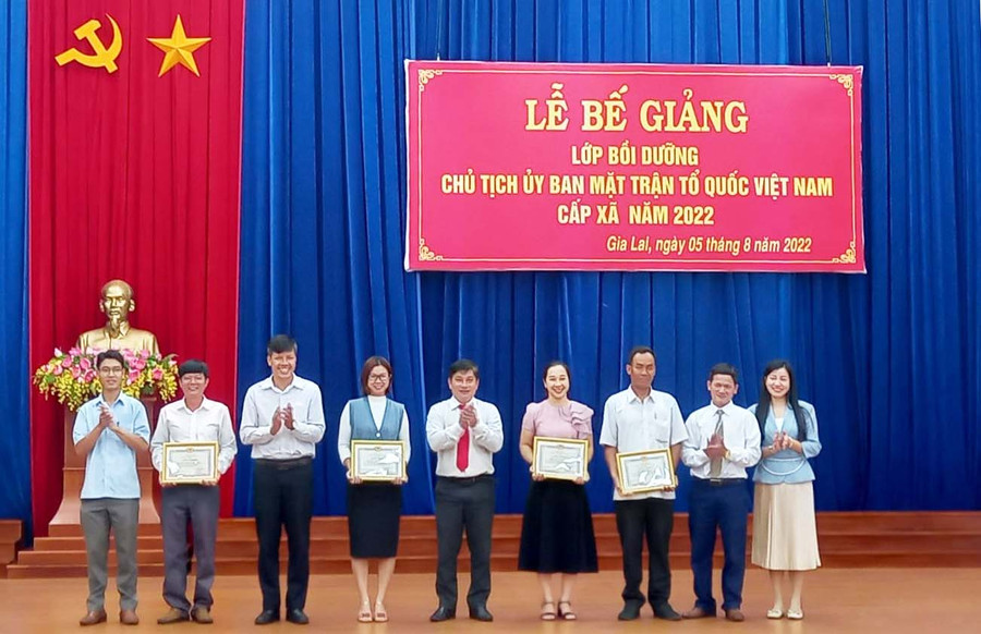 Khen thưởng cho các học viên đạt kết quả xuất sắc. Ảnh: Lê Đại