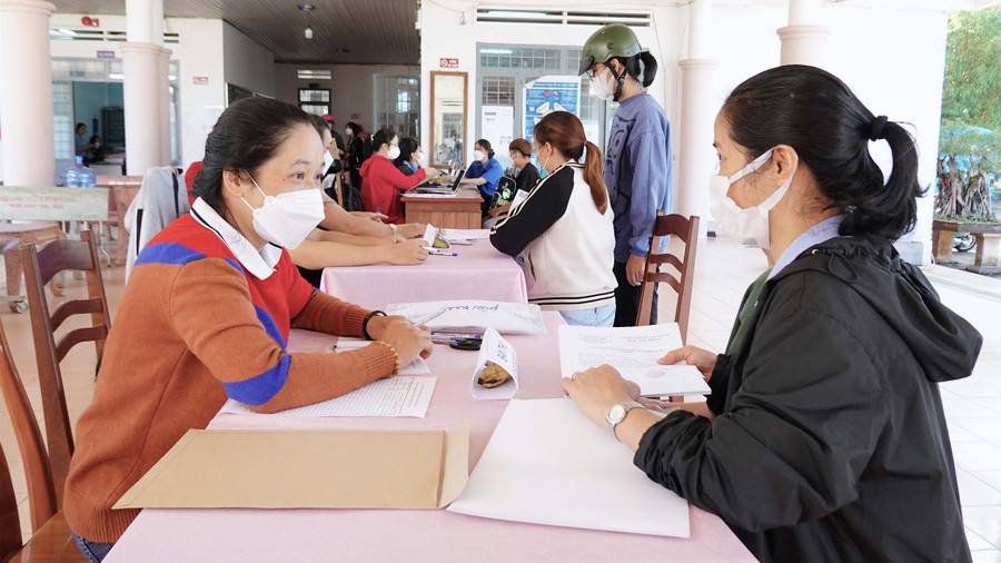 Giáo viên Trường THPT Pleiku tư vấn cho học sinh lựa chọn tổ hợp môn học và chuyên đề học tập khi đến nộp hồ sơ dự tuyển vào lớp 10. Ảnh: Mộc Trà