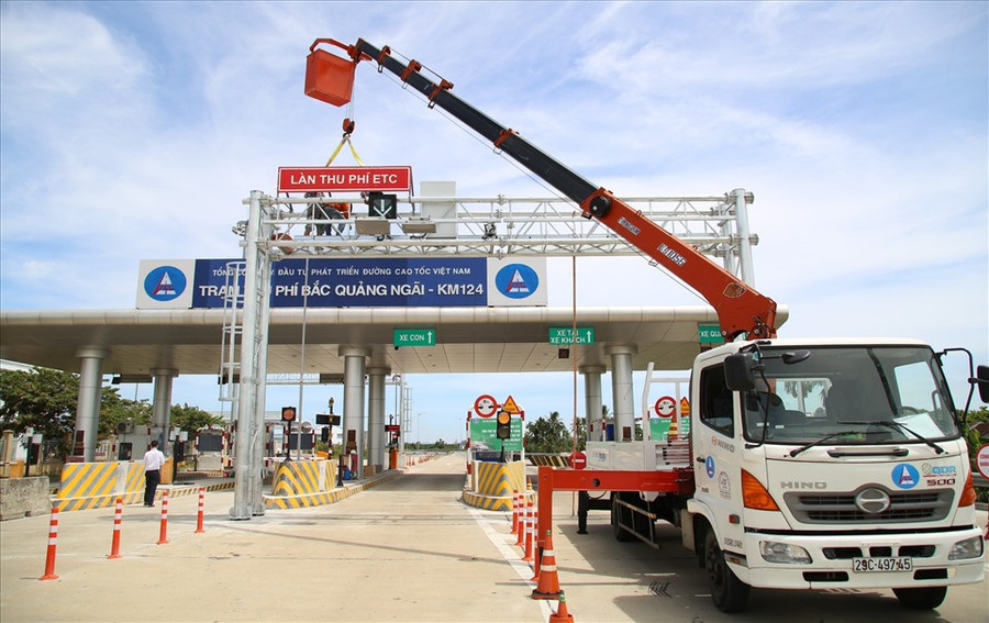 Trạm thu phí bắc Quảng Ngãi cũng khá vắng vẻ xe đi qua trạm thu phí. Trạm thu phí bắc Quảng Ngãi cũng khá vắng vẻ xe đi qua trạm thu phí.