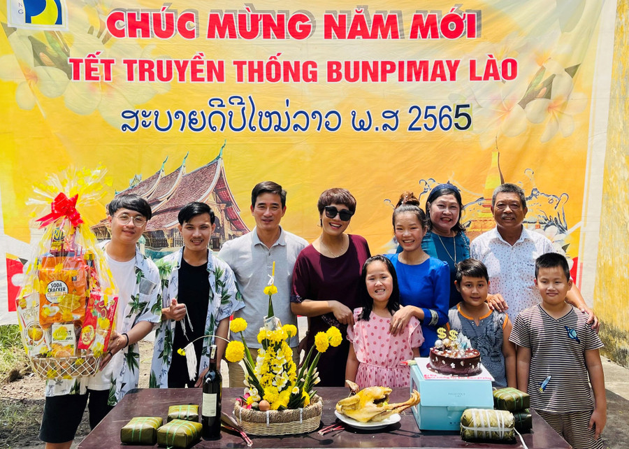 Gia đình mẹ Nguyện đến thăm và chúc Tết Bunpimay các con nuôi người Lào. Ảnh: S.X