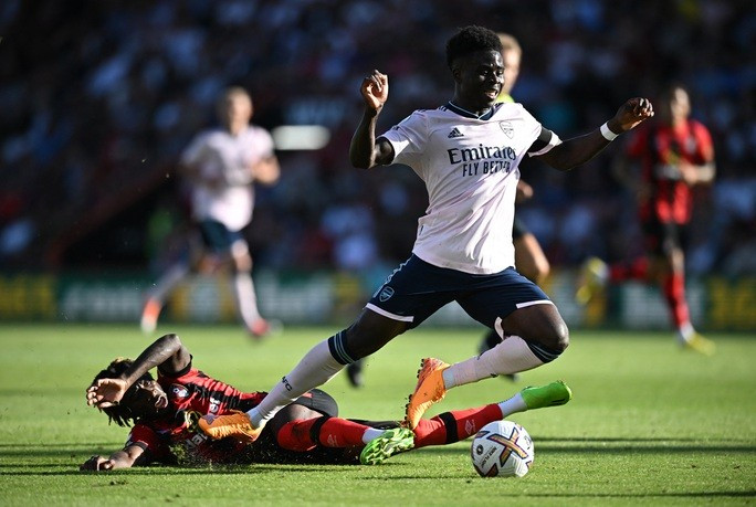 Bukayo Saka đi bóng trước hàng thủ Bournemouth