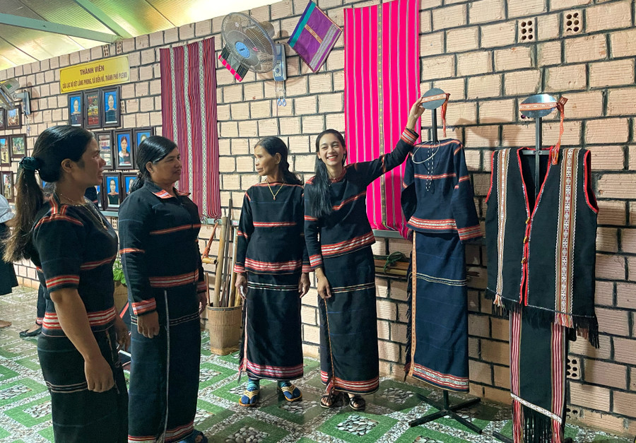 Du khách có thể tìm hiểu văn hóa bản địa thông qua trang phục truyền thống-một sản phẩm tiêu biểu của nghề dệt. Ảnh: Minh Châu