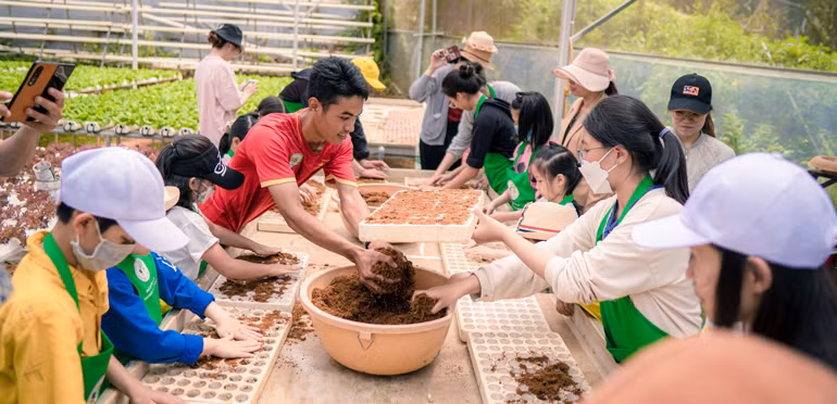 Các bé thích thú với mô hình nghỉ dưỡng tại Trang trại du lịch canh nông Đạ Lạch Noah