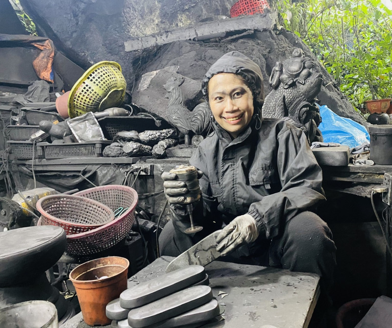 Chị Nguyễn Bích Ngọc tại xưởng điêu khắc than dưới chân núi Hạm. Chị Nguyễn Bích Ngọc tại xưởng điêu khắc than dưới chân núi Hạm.
