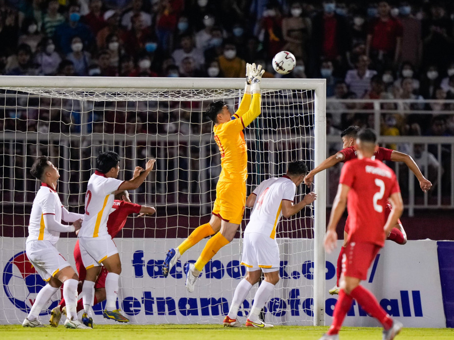 Đặng Văn Lâm đeo băng đội trưởng ngày tuyển Việt Nam thắng Afghanistan 2-0. Ảnh: Độc Lập