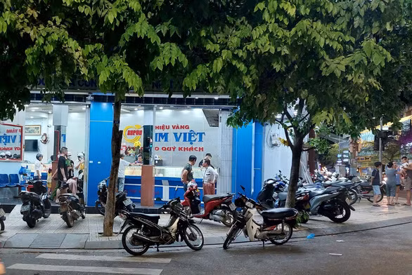 Tiệm vàng ở TP. Tam Kỳ, nơi xảy ra vụ cướp bất thành. Ảnh nguồn Báo Tuổi Trẻ