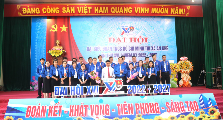 Ban Chấp hành Đoàn TNCS Hồ Chí Minh thị xã An Khê khóa XVI ra mắt tại Đại hội. Ảnh: Ngọc Minh  Ban Chấp hành Đoàn TNCS Hồ Chí Minh thị xã An Khê khóa XVI (nhiệm kỳ 2022-2027) ra mắt. Ảnh: Ngọc Minh