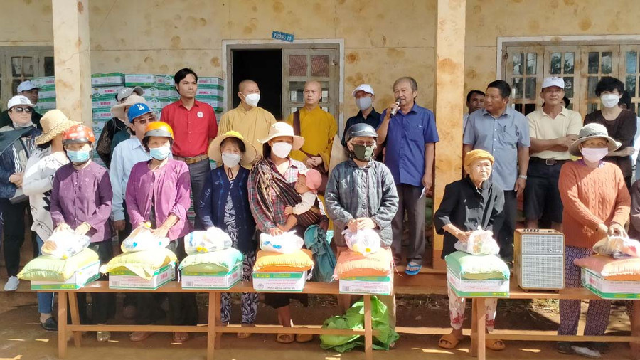 Đoàn công tác tặng quà cho đồng bào dân tộc thiểu số nghèo, khó khăn xã Ia Glai , huyện Chư Sê. Ảnh: Hồng Ngọc