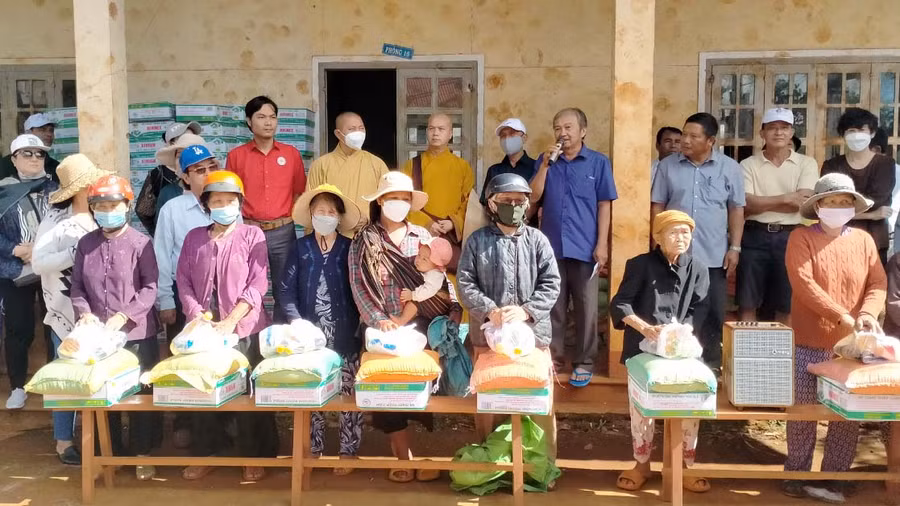 Đoàn công tác tặng quà cho đồng bào dân tộc thiểu số nghèo, khó khăn xã Ia Glai , huyện Chư Sê. Ảnh: Hồng Ngọc