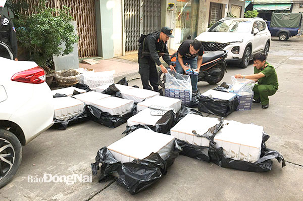 Cơ quan điều tra thu giữ tang vật vụ án. Ảnh nguồn Báo Đồng Nai