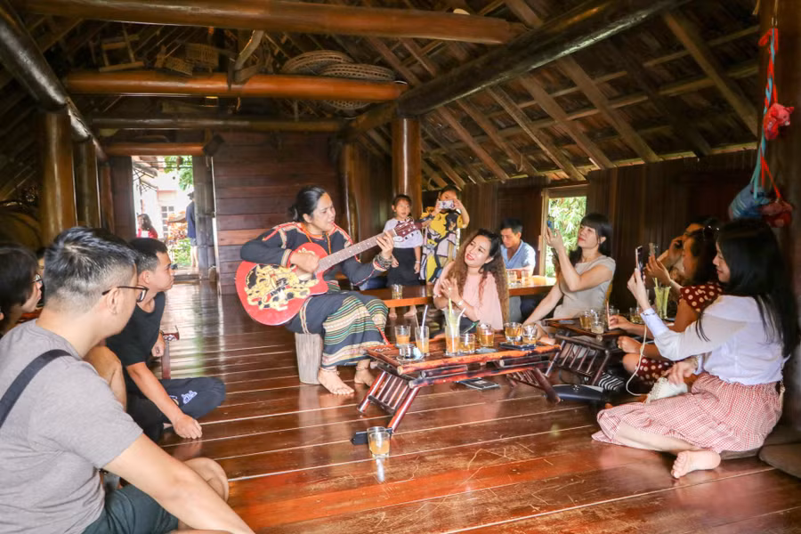 Du khách vừa thưởng thức cà phê vừa giao lưu văn nghệ với chủ quán cà phê Arul (TP. Buôn Ma Thuột). Ảnh nguồn Báo Đak Lak