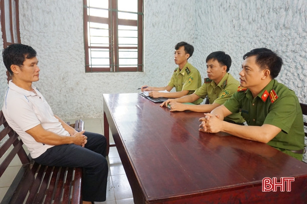  Cơ quan chức năng làm việc với Trần Văn Huân. Ảnh: Đức Quyền/BHT