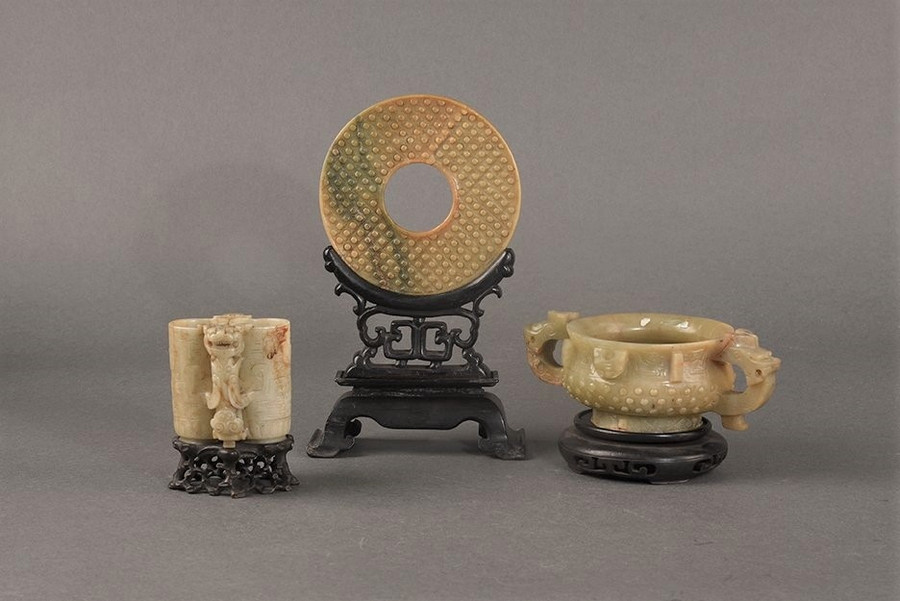 Cong - lư, bình chạm rồng Trung Quốc (thế kỷ 18) Cong - lư, bình chạm rồng Trung Quốc (thế kỷ 18)