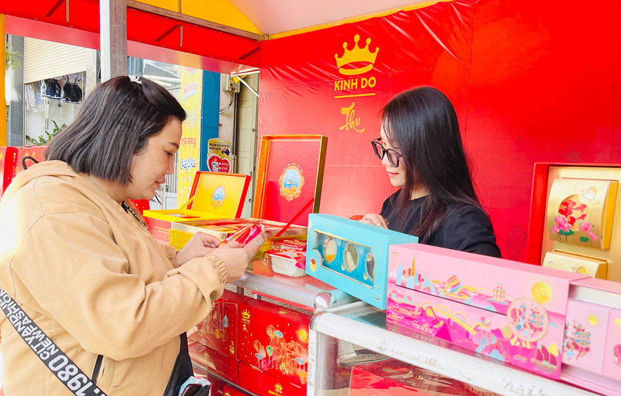 Hãng Kinh Đô đưa bánh Trung thu ra thị trường khá sớm nhằm đáp ứng nhu cầu của người tiêu dùng. Ảnh: Vũ Thảo Hãng Kinh Đô đưa bánh Trung thu ra thị trường khá sớm nhằm đáp ứng nhu cầu của người tiêu dùng. Ảnh: Vũ Thảo