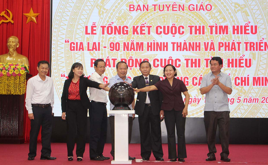 Các đại biểu bấm nút phát động cuộc thi “Tìm hiểu tư tưởng, đạo đức, phong cách Hồ Chí Minh về nâng cao đạo đức cách mạng; phòng-chống tham nhũng, tiêu cực”. Ảnh: Phan Lài