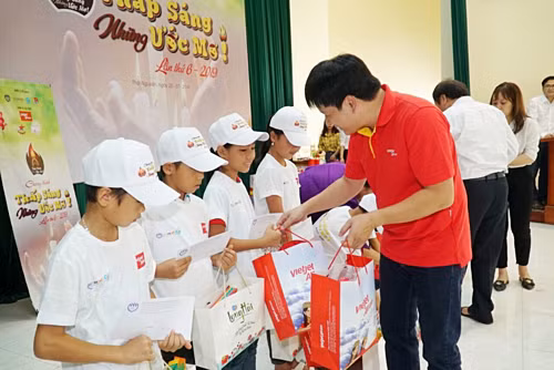 Đại diện Công ty cổ phần Hàng không Vietjet trao quà cho các em có hoàn cảnh khó khăn ở tỉnh Thái Nguyên tại Chương trình 