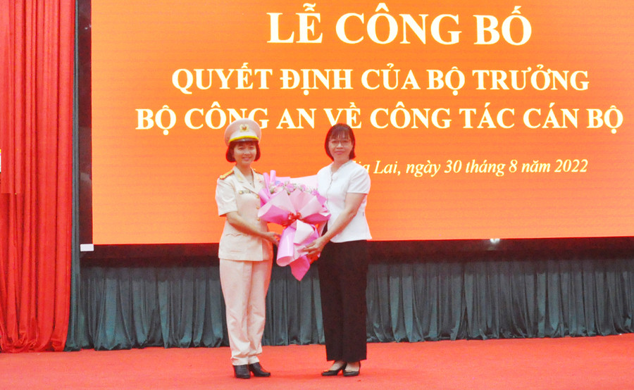 Trung tá Ksor H'Bơ Khắp được bổ nhiệm giữ chức Phó Giám đốc Công an tỉnh Gia Lai ảnh 2 Phó Chủ tịch UBND tỉnh Nguyễn Thị Thanh Lịch tặng hoa chúc mừng Trung tá Ksor H'Bơ Khắp-Phó giám đốc Công an tỉnh. . Ảnh: R'Ô HOK