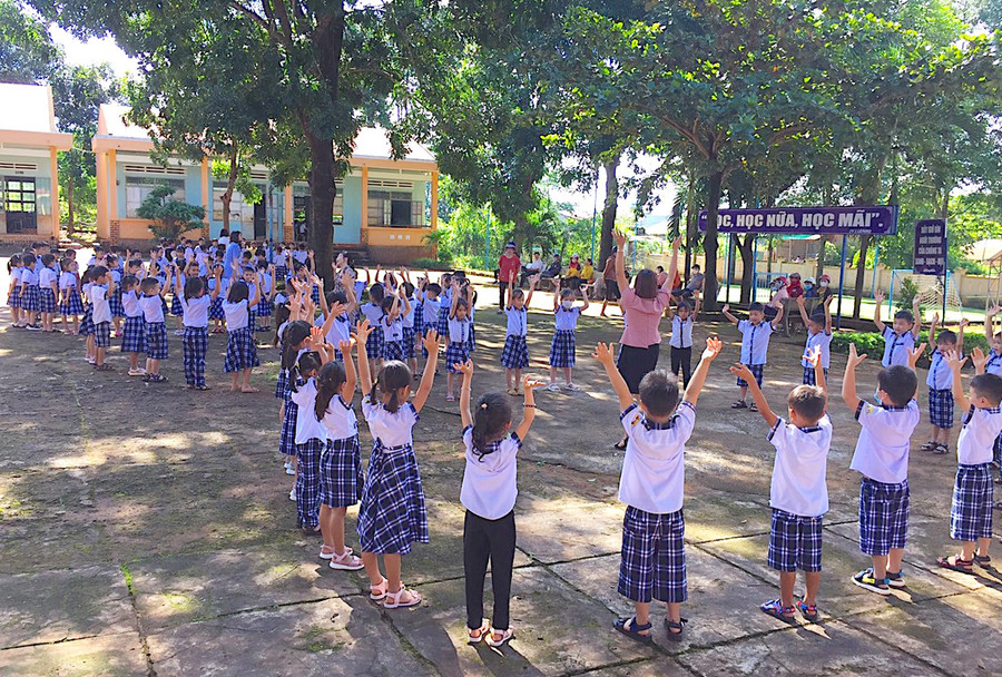 4 Học sinh Trường Tiểu học Lê Quý Đôn (xã Ia Krai, huyện Ia Grai) tham gia sinh hoạt tập thể trong giờ ra chơi ngày 29-8. Ảnh đơn vị cung cấp