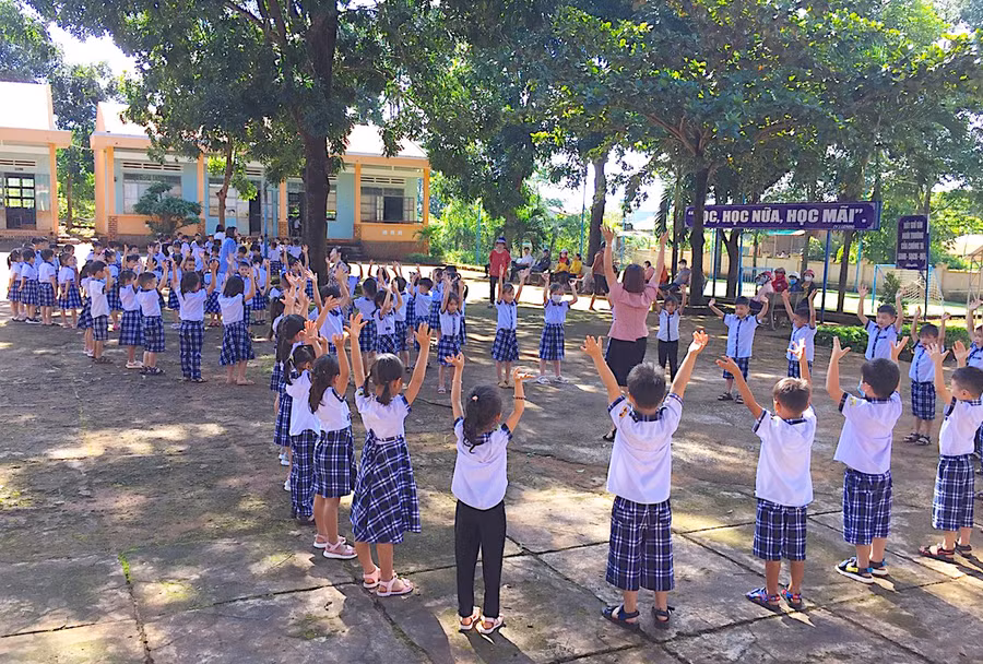 Học sinh Trường Tiểu học Lê Quý Đôn (xã Ia Krai, huyện Ia Grai) tham gia sinh hoạt tập thể trong giờ ra chơi ngày 29-8. Ảnh đơn vị cung cấp 4 Học sinh Trường Tiểu học Lê Quý Đôn (xã Ia Krai, huyện Ia Grai) tham gia sinh hoạt tập thể trong giờ ra chơi ngày 29-8. Ảnh đơn vị cung cấp