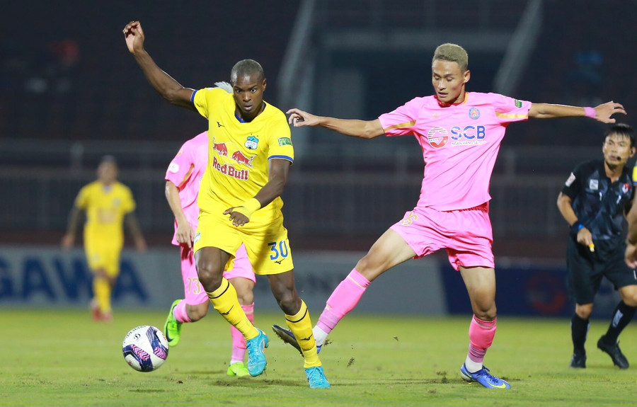 2 đội đã có 1 thế trận đôi công hấp dẫn. Ảnh: Quang Thịnh 2 đội đã có 1 thế trận đôi công hấp dẫn. Ảnh: Quang Thịnh