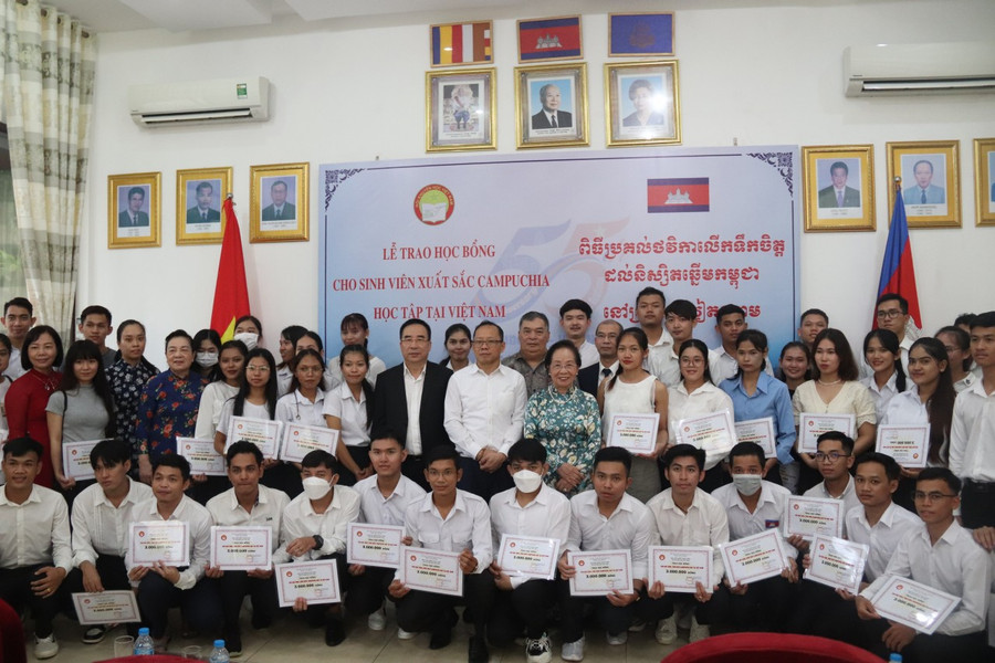 Các đại biểu chụp ảnh kỷ niệm với các học sinh Campuchia. Ảnh: THOIDAIO