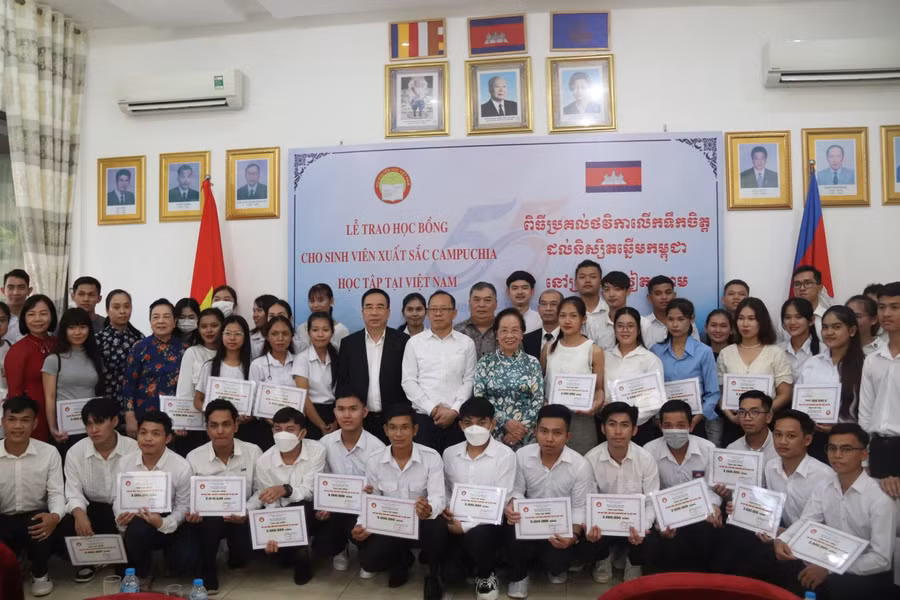 Các đại biểu chụp ảnh kỷ niệm với các học sinh Campuchia. Ảnh: THOIDAIO