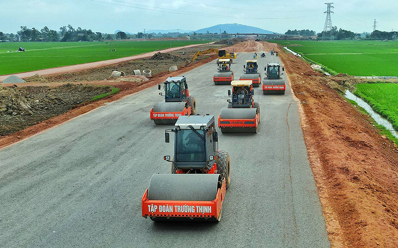 Nhà thầu Tập đoàn Trường Thịnh triển khai thi công lu lèn lớp K95 thuộc dự án cao tốc bắc-nam qua địa bàn tỉnh Thanh Hóa. Nhà thầu Tập đoàn Trường Thịnh triển khai thi công lu lèn lớp K95 thuộc dự án cao tốc bắc-nam qua địa bàn tỉnh Thanh Hóa.