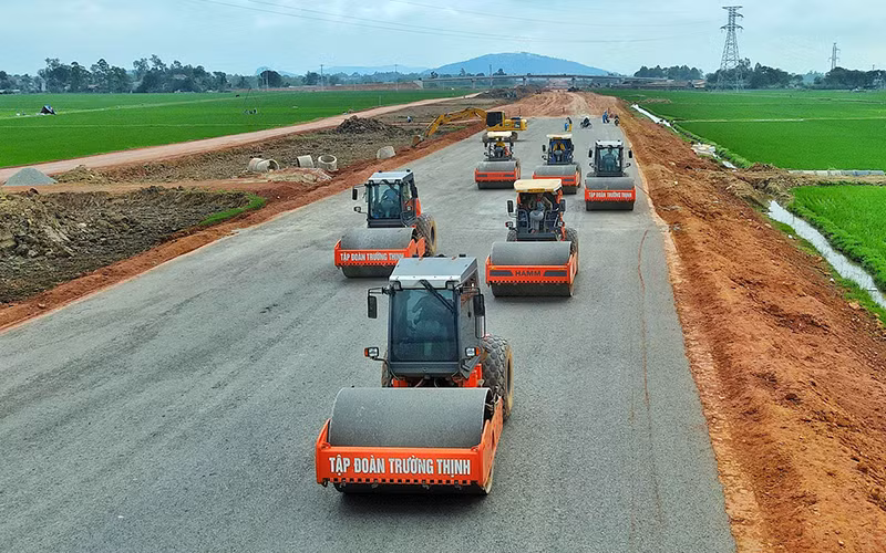 Nhà thầu Tập đoàn Trường Thịnh triển khai thi công lu lèn lớp K95 thuộc dự án cao tốc bắc-nam qua địa bàn tỉnh Thanh Hóa.