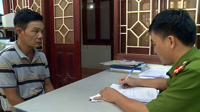 "Tú ông" Đặng Đường Thảo làm việc với cơ quan chức năng về hành vi môi giới mại dâm. Ảnh: L.G