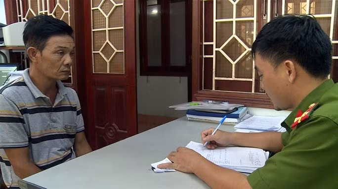 "Tú ông" Đặng Đường Thảo làm việc với cơ quan chức năng về hành vi môi giới mại dâm. Ảnh: L.G