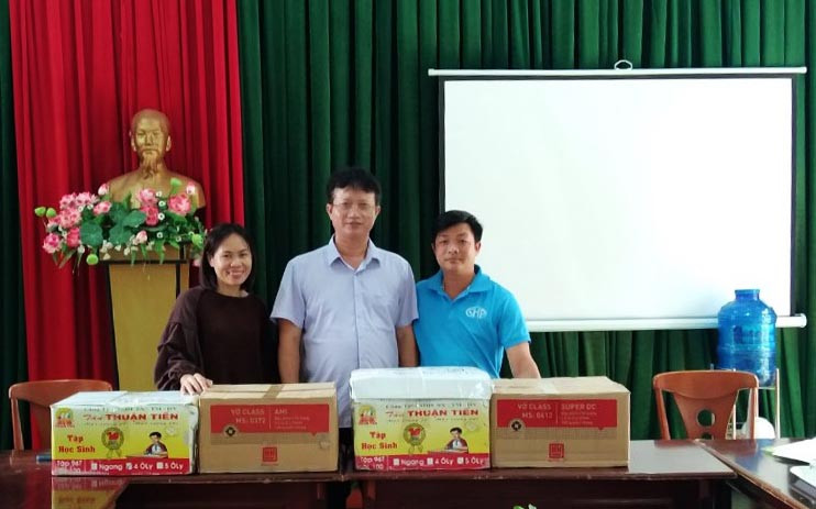 Phòng GD-ĐT huyện Ia Grai và Mạnh Thường Quân tặng sách giáo khoa mới cho các trường học trên địa bàn. Ảnh: Thiên Di