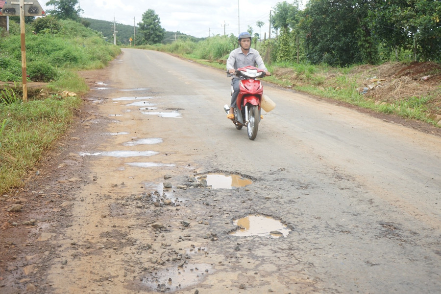 Tuyến đường mới được nâng cấp nhưng đã xuất hiện 