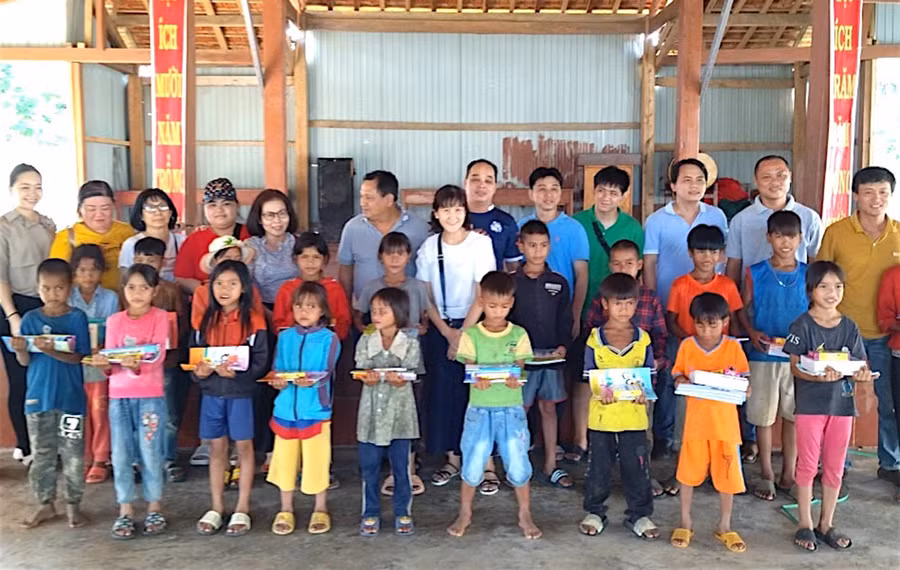 Trường Phổ thông Dân tộc Bán trú Tiểu học và THCS Krong (xã Krong, huyện Kbang) vận động các nhà hảo tâm hỗ trợ sách, vở cho học sinh có hoàn cảnh khó khăn. Ảnh: Văn Thuấn Trường Phổ thông Dân tộc Bán trú Tiểu học và THCS Krong (xã Krong, huyện Kbang) vận động các nhà hảo tâm hỗ trợ sách, vở cho học sinh có hoàn cảnh khó khăn. Ảnh: Văn Thuấn