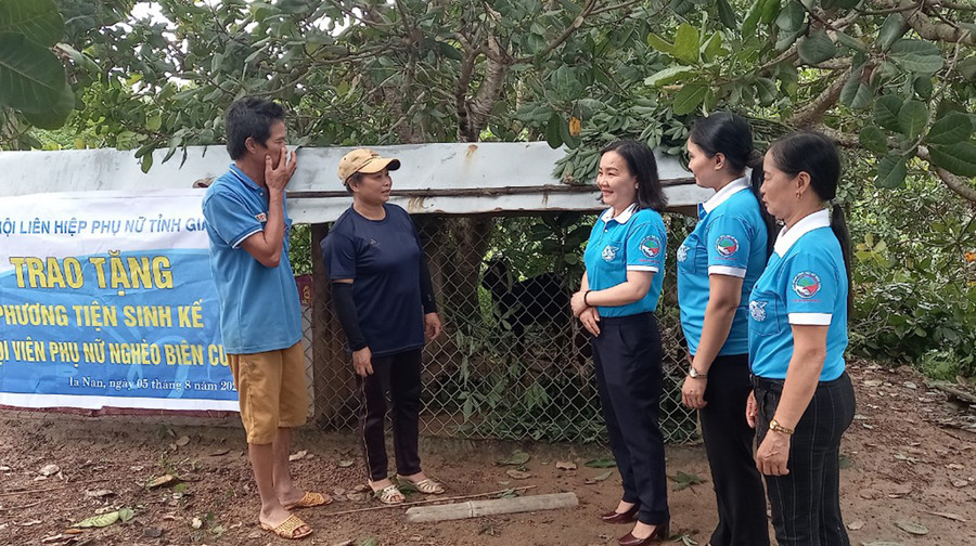  Hội LHPN tỉnh hỗ trợ sinh kế cho gia đình hội viên Trần Thị Én, thôn Đức Hưng, xã Ia Nan, huyện Đức Cơ. Ảnh: Thanh Tịnh