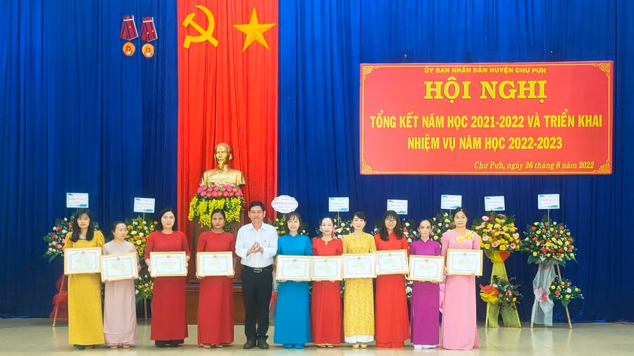 Nhân dịp này, Chủ tịch UBND huyện đã tặng giấy khen cho 19 tập thể và 30 cá nhân có thành tích xuất sắc trong phong trào thi đua Dạy tốt học tốt năm học 2021-2022. Ảnh: Hồng Thương