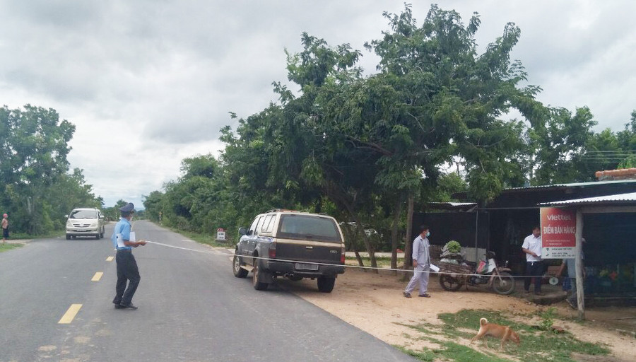 Lực lượng Thanh tra Sở GT-VT kiểm tra hành vi lấn chiếm hành lang ATGT tại xã Hbông, huyện Chư Sê. Ảnh: Lê Anh