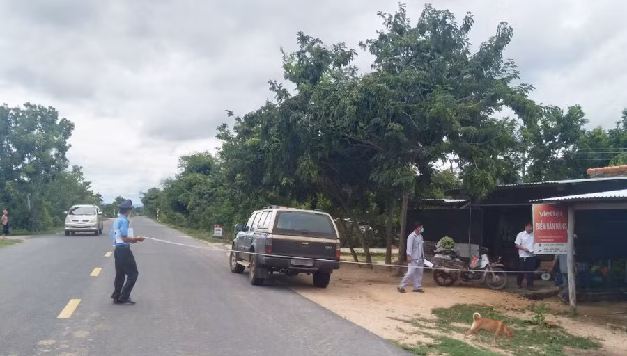 Lực lượng Thanh tra Sở GT-VT kiểm tra hành vi lấn chiếm hành lang ATGT tại xã Hbông, huyện Chư Sê. Ảnh: Lê Anh