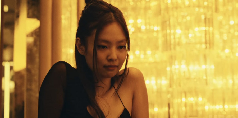Jennie (Blackpink) gây sốt với tạo hình quyến rũ trong phim mới. Ảnh: CMH
